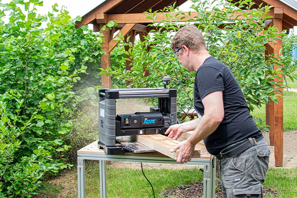 IGM PS33 – stolní tloušťkovací frézka se spirálovým žiletkovým válcem