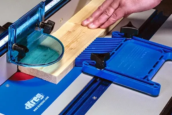 Kreg přítlačný hřeben s vodicí lištou na spodní frézce