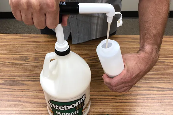 dávkování lepidla titebond speciálním pumpičkovým dávkovačem