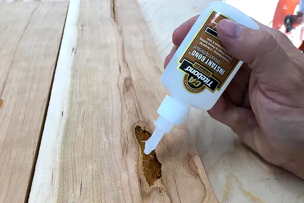 lepení spáry lepidlem Titebond Quick