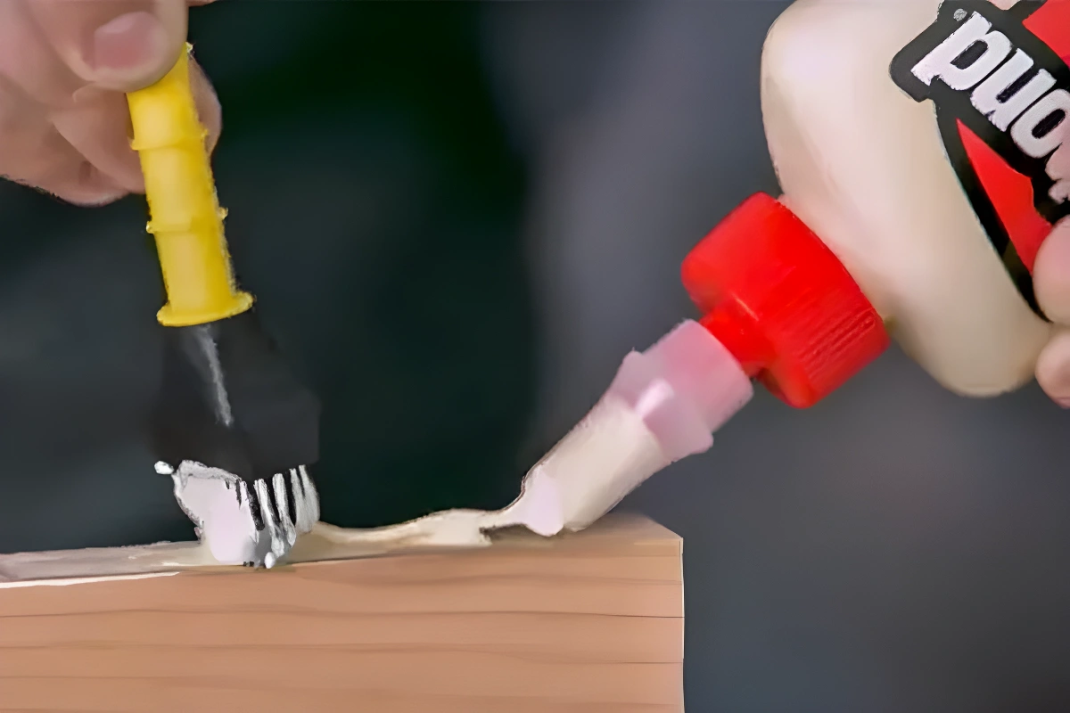 silikonový štětec na lepidlo titebond při roztírání lepidla titebond original