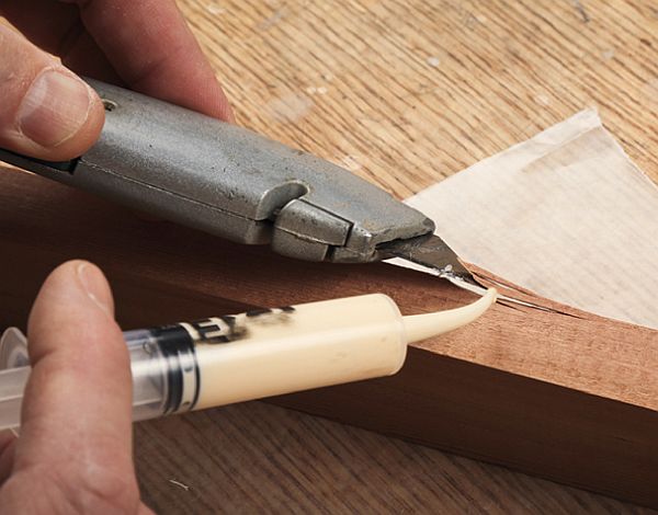 Tlakový dávkovač lepidla v provozu