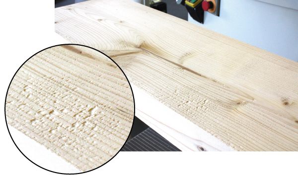 Povrch dřeva hoblovaného HSS noži