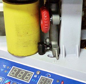 Přítlak pásky na ruční olepovačce