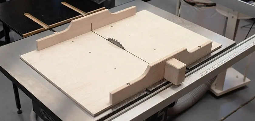 Dokonale uříznutý materiál | Zakracovací stolek