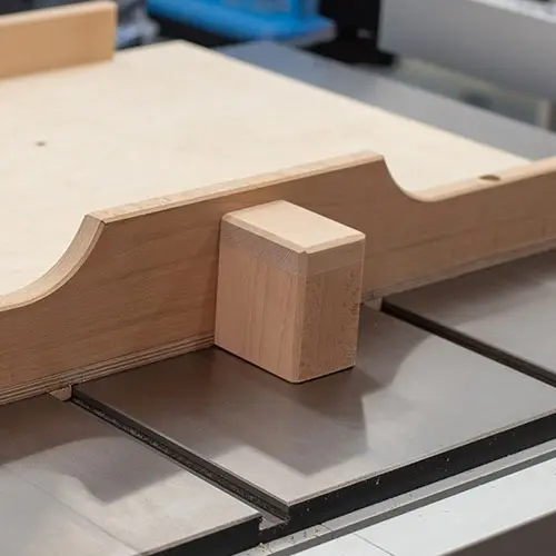 Dokonale uříznutý materiál | Zakracovací stolek