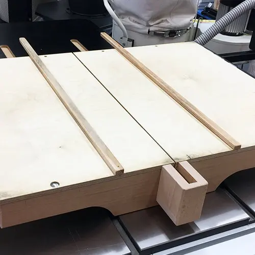 Dokonale uříznutý materiál | Zakracovací stolek