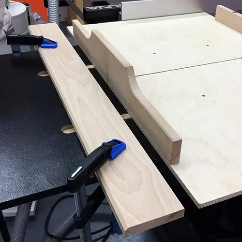 Dokonale uříznutý materiál | Zakracovací stolek