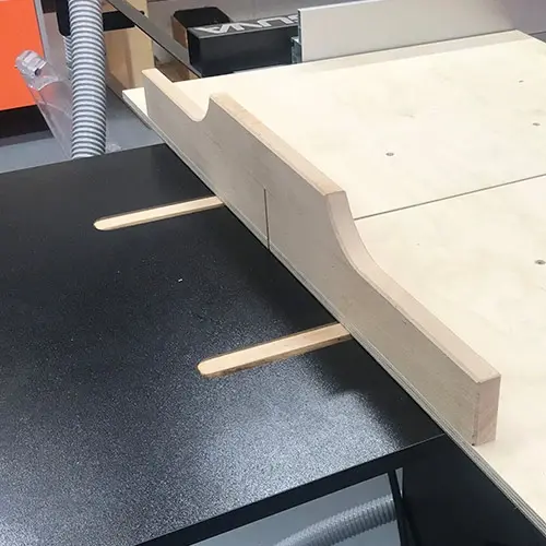 Dokonale uříznutý materiál | Zakracovací stolek