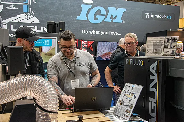 Ronny Wohlfarth při prezentaci CNC frézky IGM i2R a odsavače Laguna PFlux1