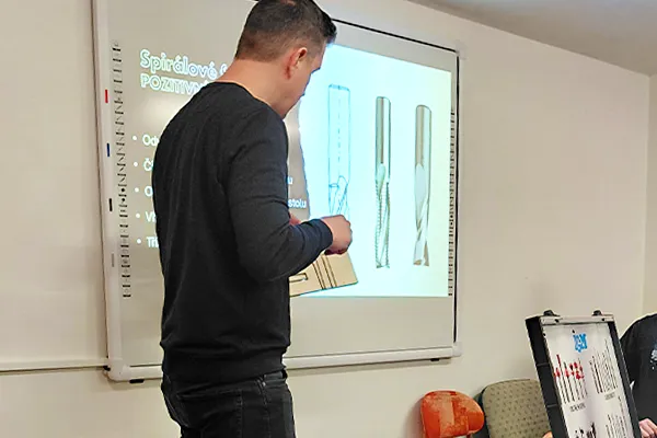 Přednáška o spirálových stopkových frézách