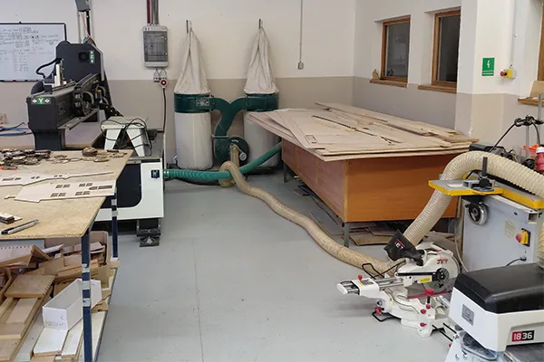 Stroje JET ve školní dílně