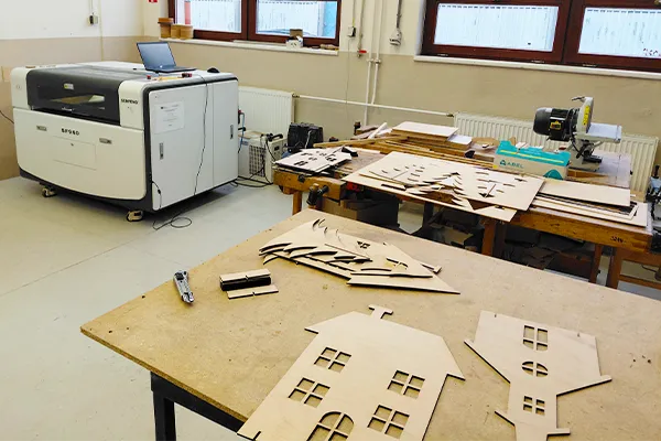 Výroba dřevěných dekorací ve školní dílně